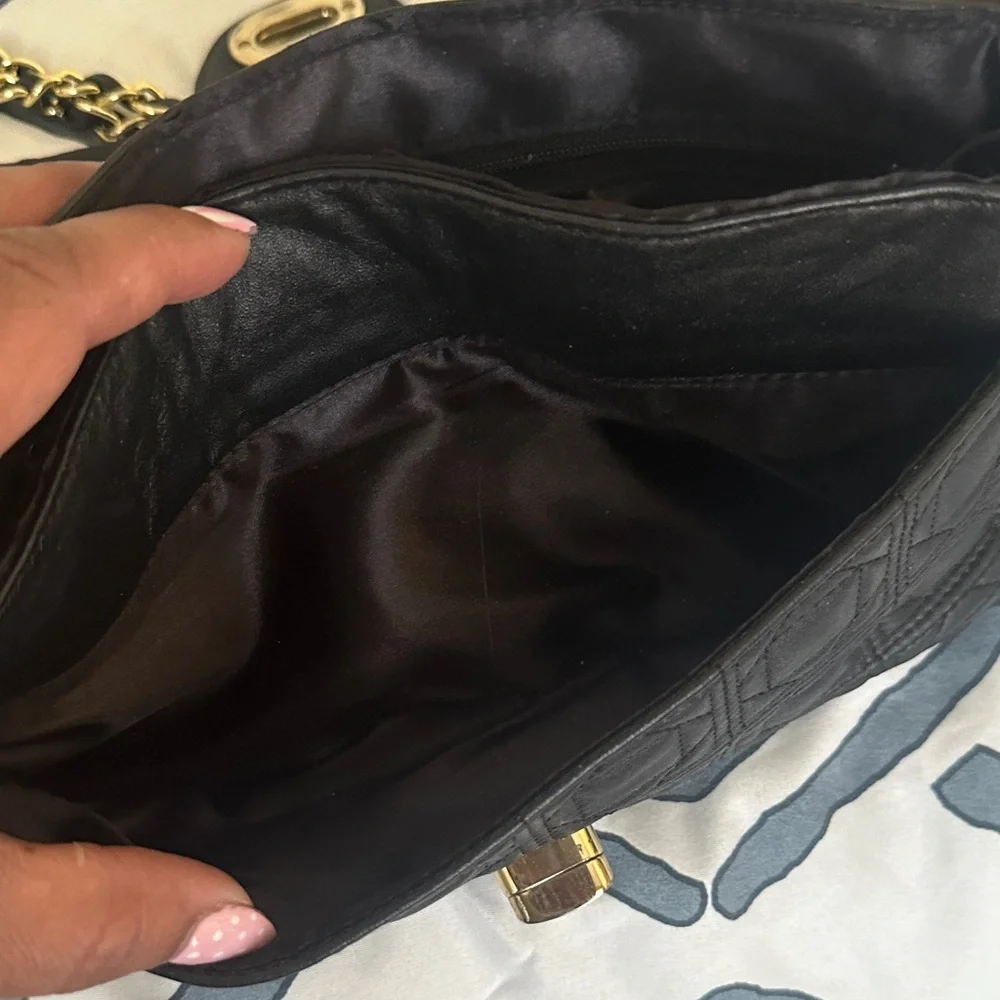 Elegant Black Quilted Shoulder Bag - Picture 8 of 8